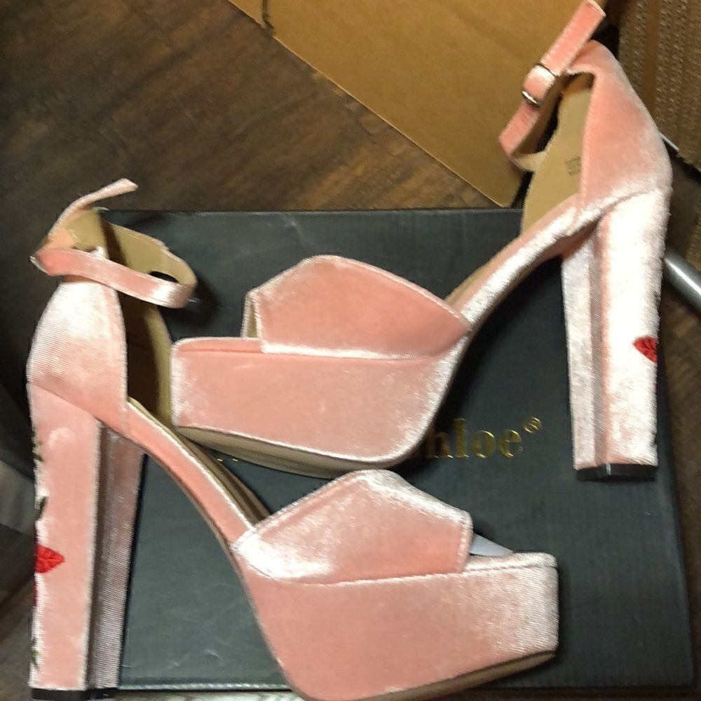 NWT Vintage Chase +Chloe Pink Velvet Cairo strap Heels . Gorgeous!5” block heel
